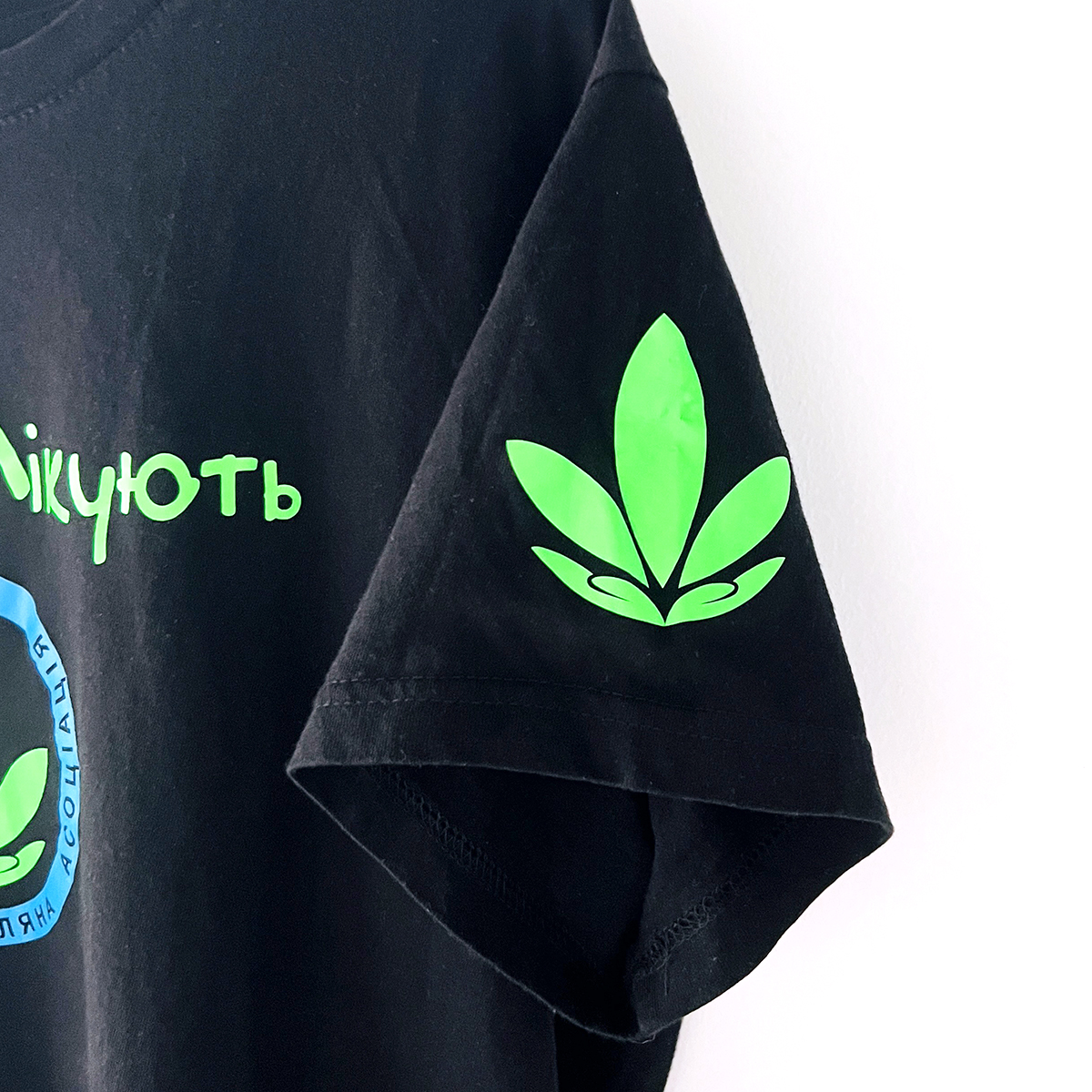 Футболка брендова чорна україномовна